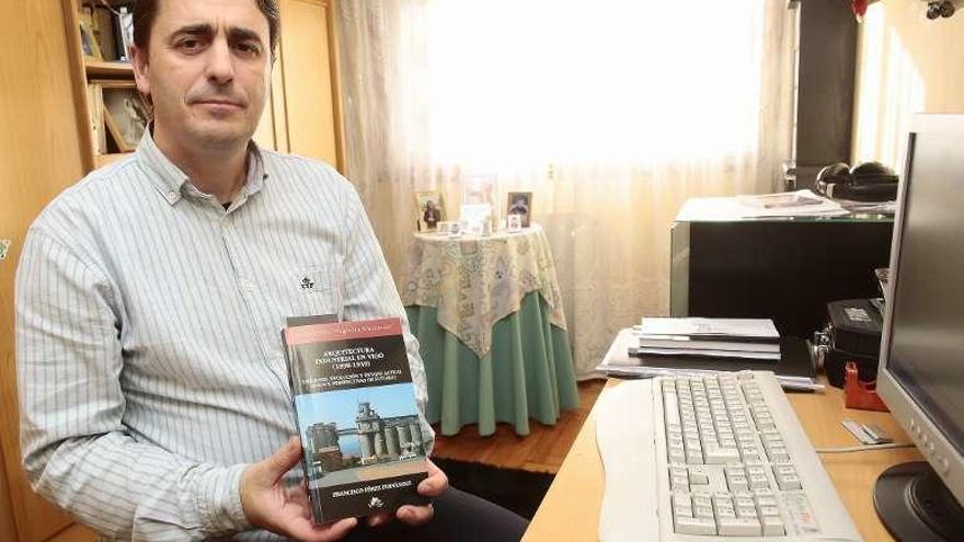 El historiador Francisco Pérez, con un ejemplar de su libro. // A. Irago