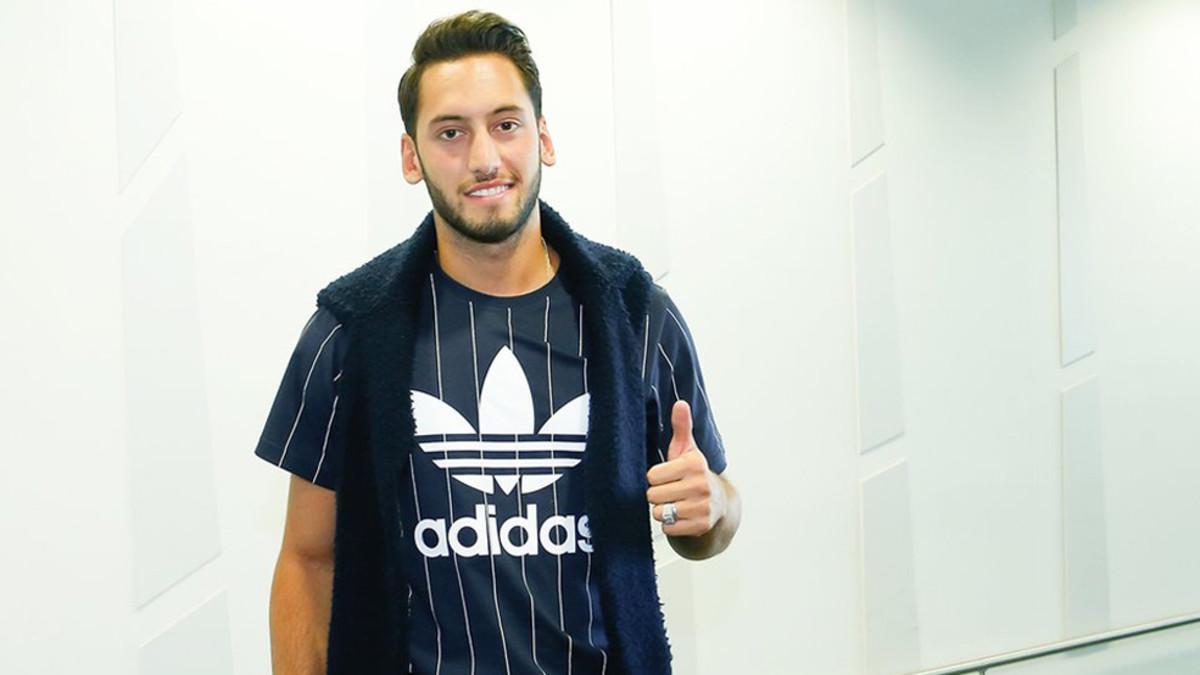 Çalhanoglu, a su llegada a Milán