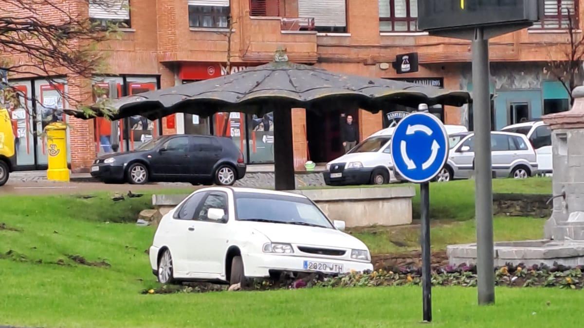 El turismo, dentro de la plaza de los Cuatro Caños.