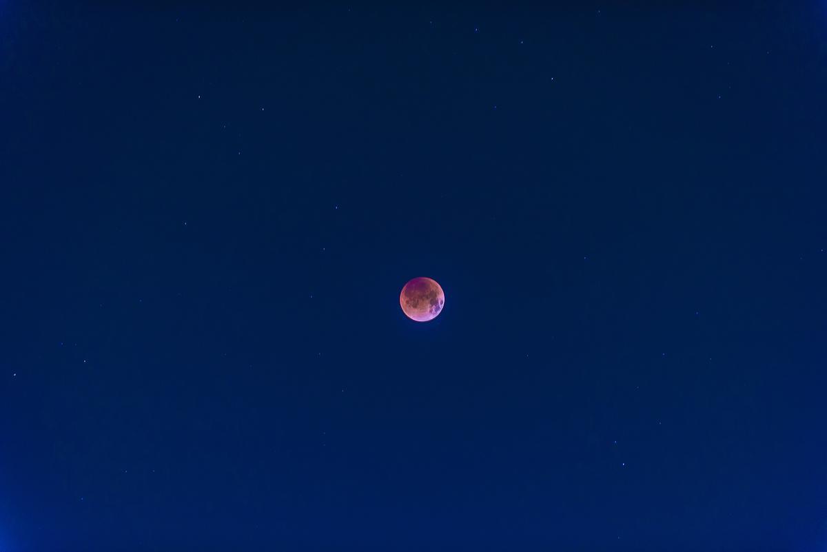 Detalle del eclipse de luna visto desde Málaga.