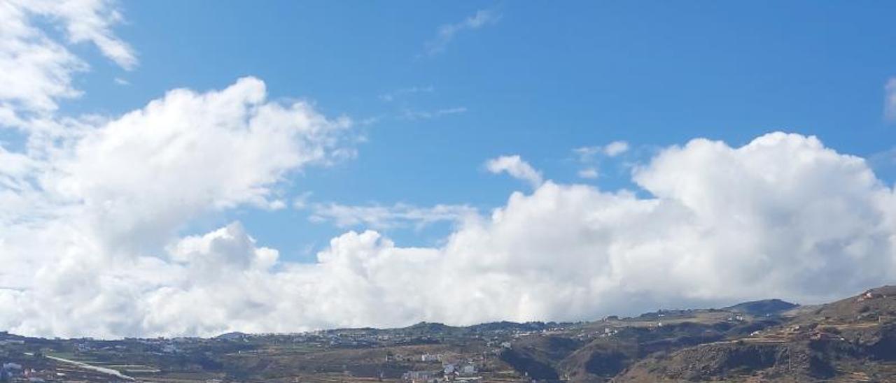 Una persona, ayer, observando el horizonte desde el mirador de Becerril, en Guía. | | LP/DLP