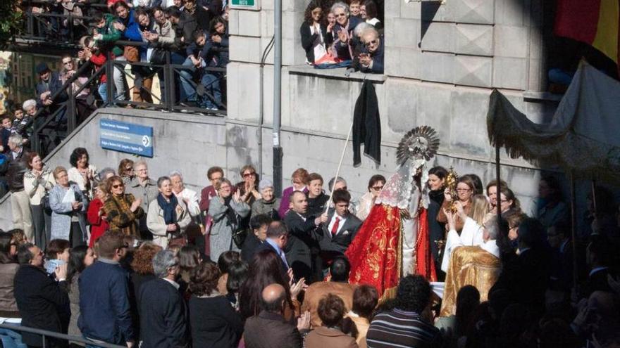 Joaquín Alberto González sujeta, tras retirarlo, el velo de la Virgen del Rosario.