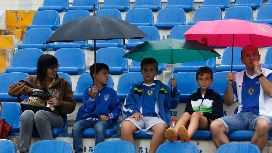 Lluvia en el Rico Pérez durante un partido del Hércules en una imagen de archivo