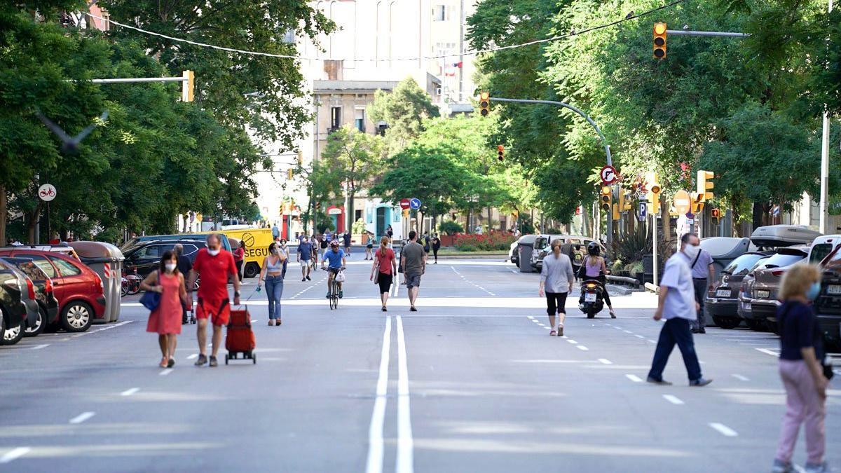 Ciudadanos pasean por uno de los itinerarios seguros habilitados para los peatones