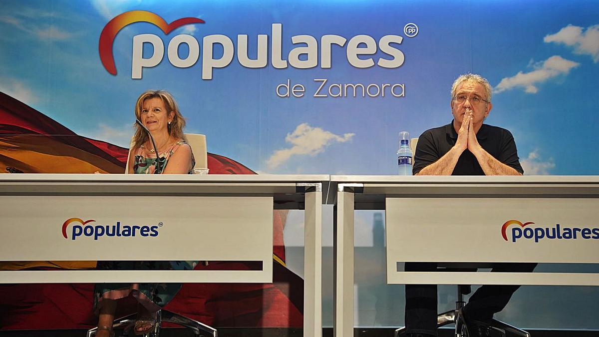 La diputada nacional del PP, Elvira Velasco, y el procurador popular en Cortes  Óscar Reguera. | Jose Luis Fernández