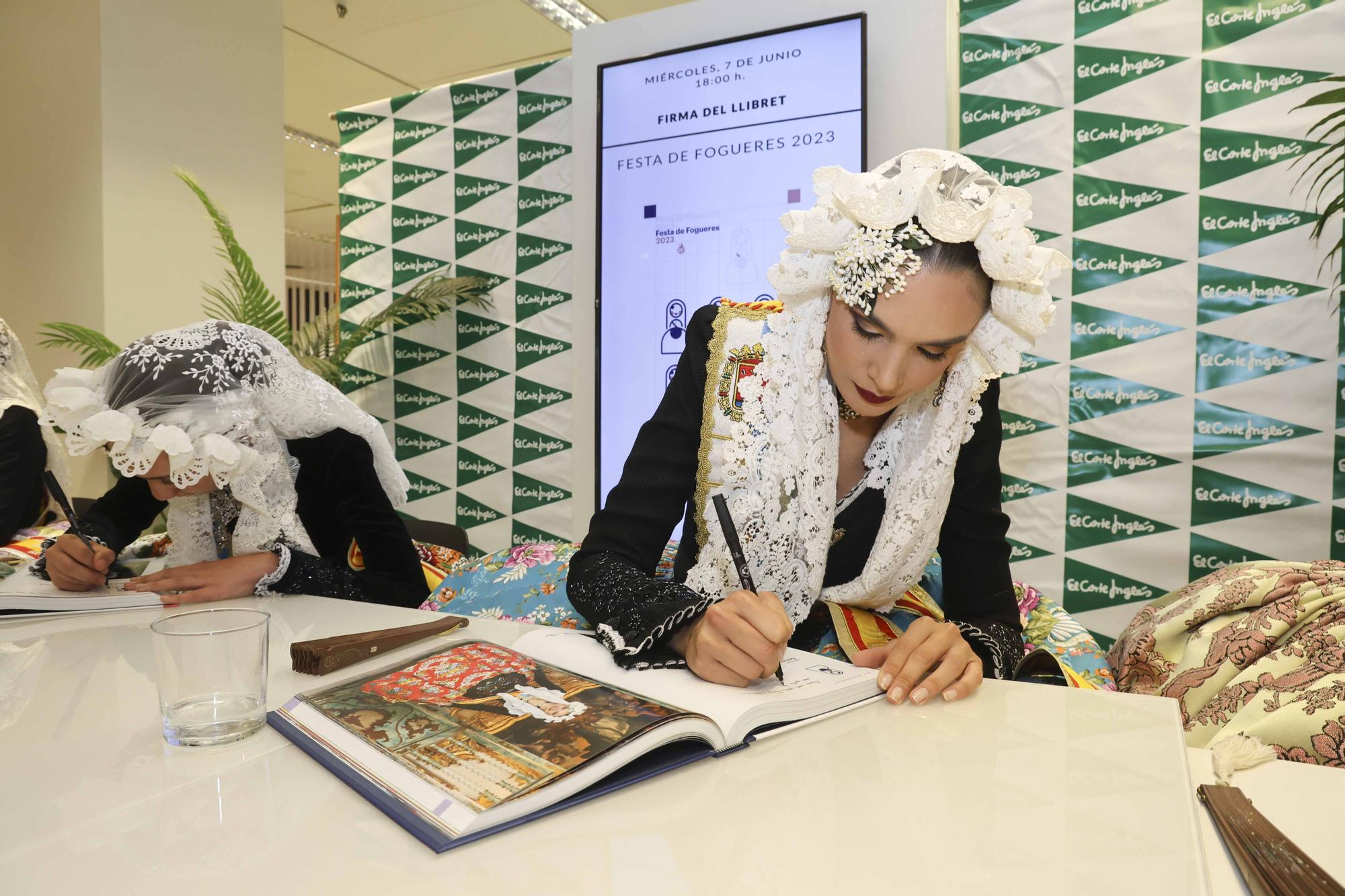 Les Belleas del Foc y sus Damas de Honor firman el Festa de Fogueres en El Corte Inglés