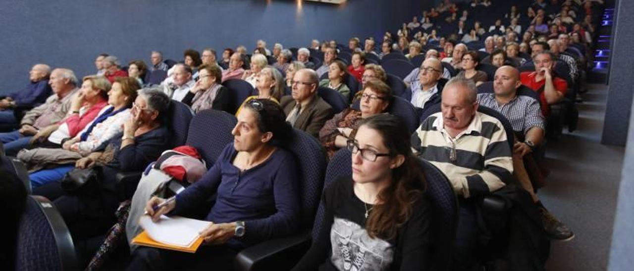 Imagen del público que llenó el salón de actos del Club Información y a la derecha, un instante de la mesa redonda .