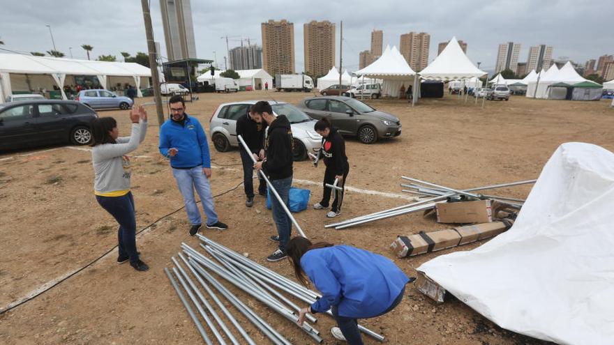 Algunos peñistas, montando esta mañana sus carpas en el recinto de la Acampada.