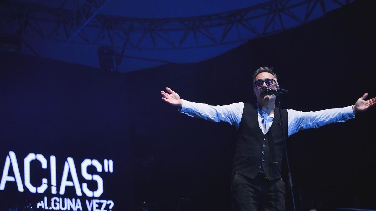 Santi Balmes, cantante de Love Of Lesbian, durante su concierto en Guadalajara