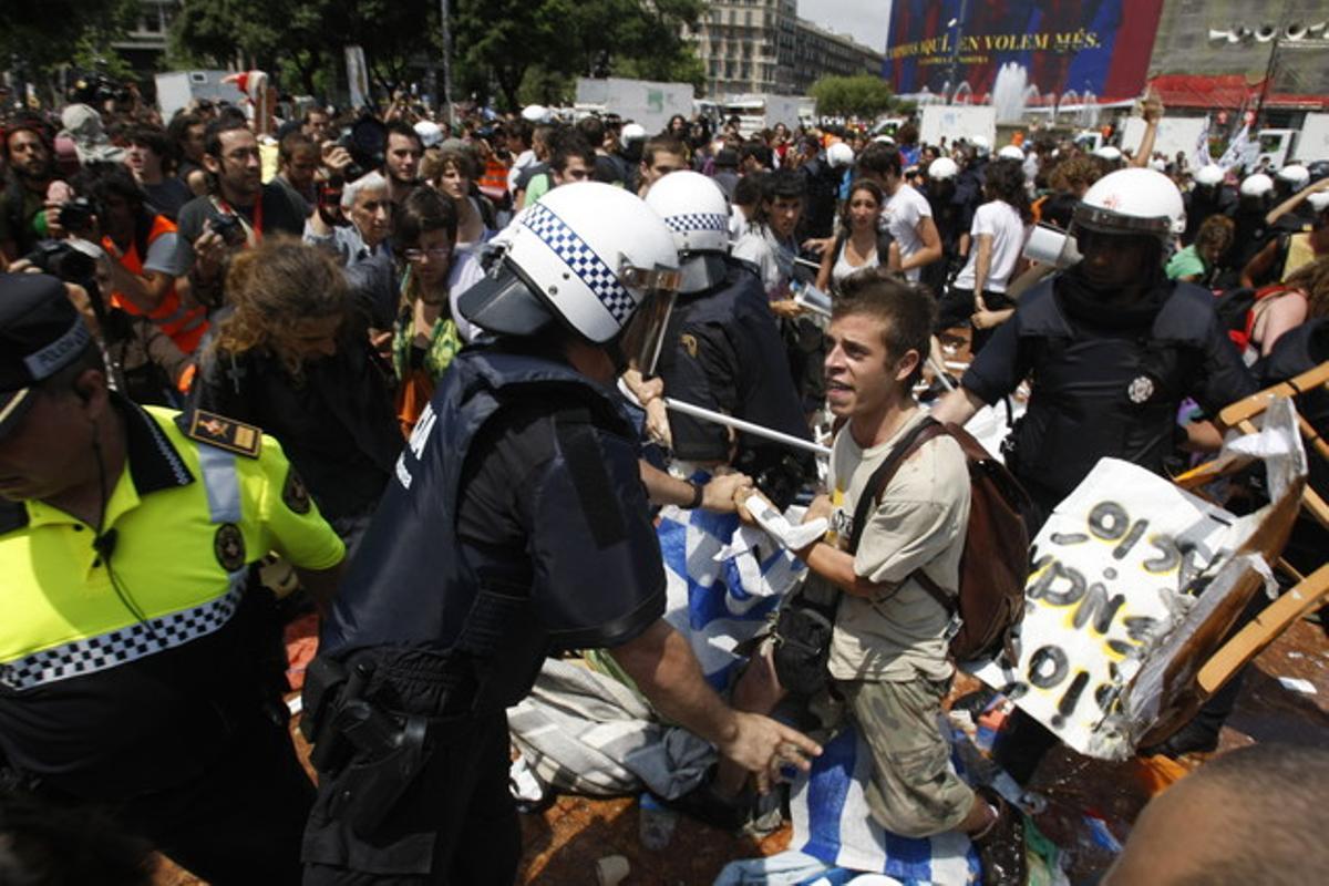 El desallotjament de la plaça de Catalunya, vist per Ricard Cugat.