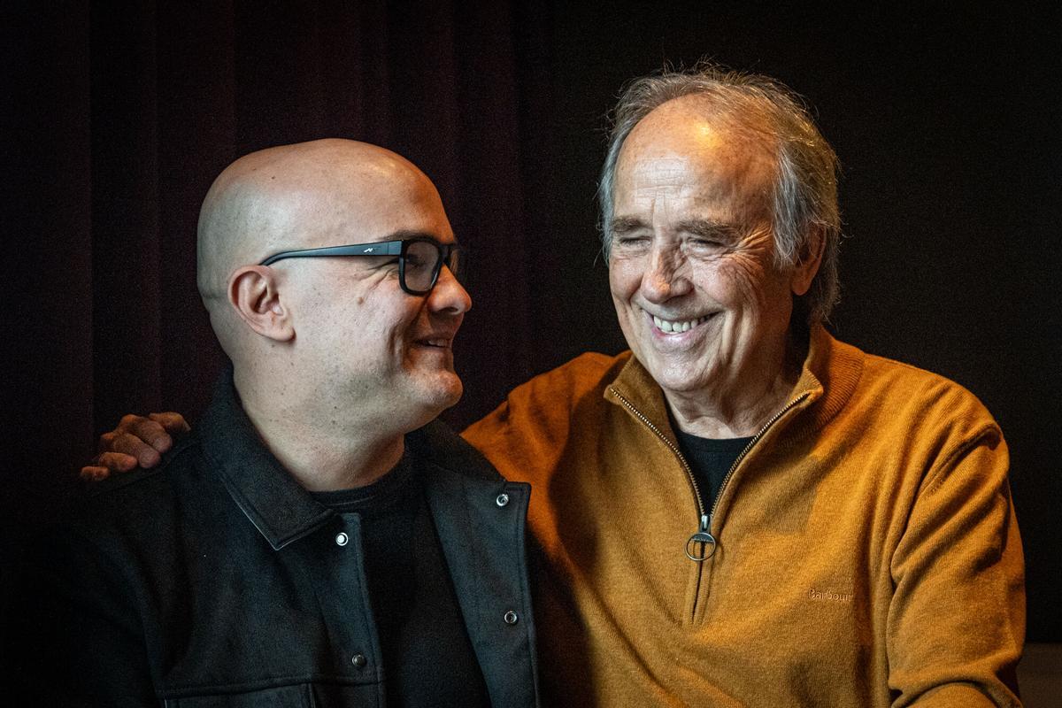 Jofre Bardagí y Joan Manuel Serrat, este martes en la sala Paral·lel 62 de Barcelona.