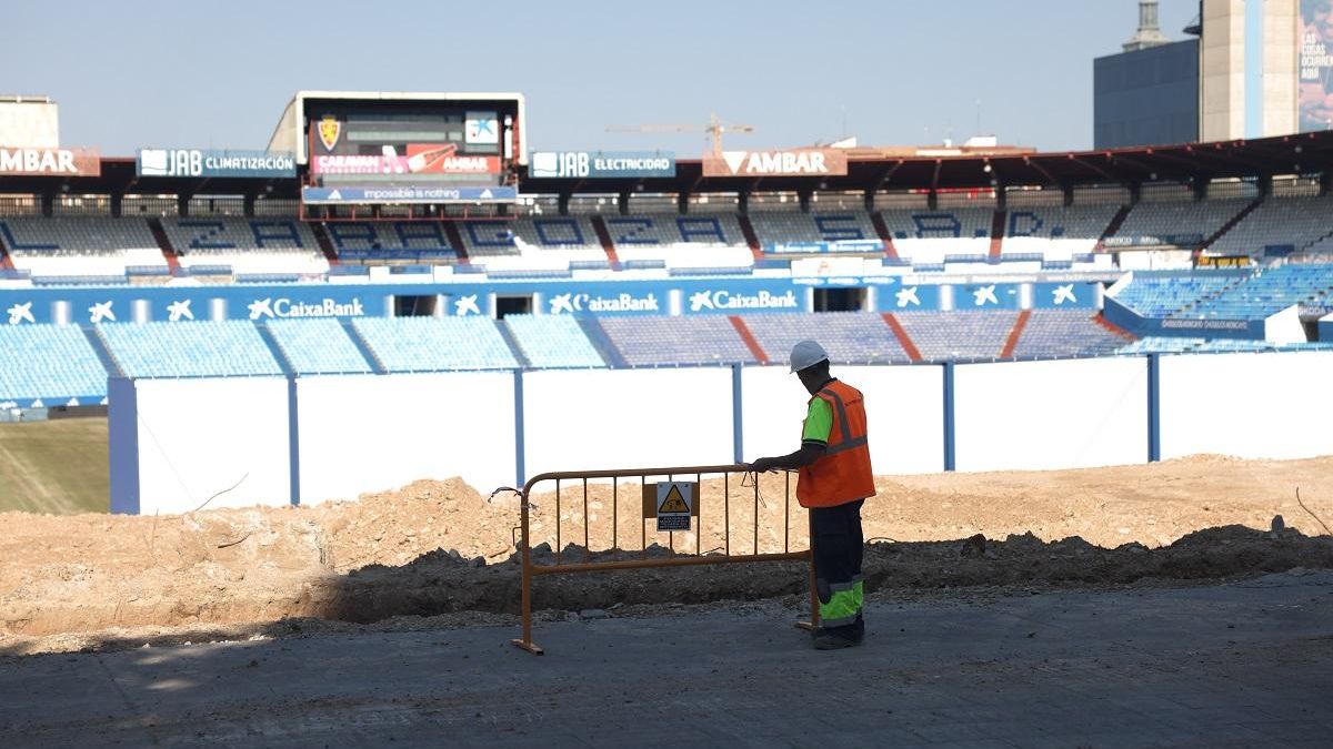 Trabajador en las obras de La Romareda septiembre 2024