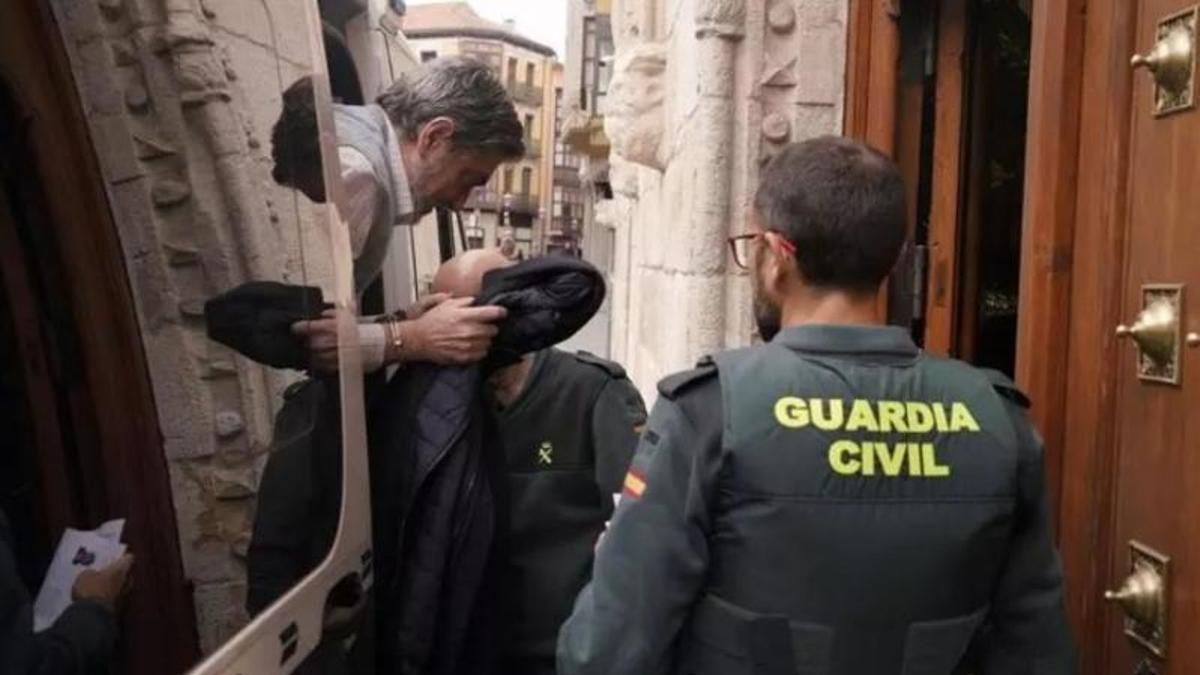 El empresario condenado por abusar sexualmente de seis niñas entra en la Audiencia Provincial.