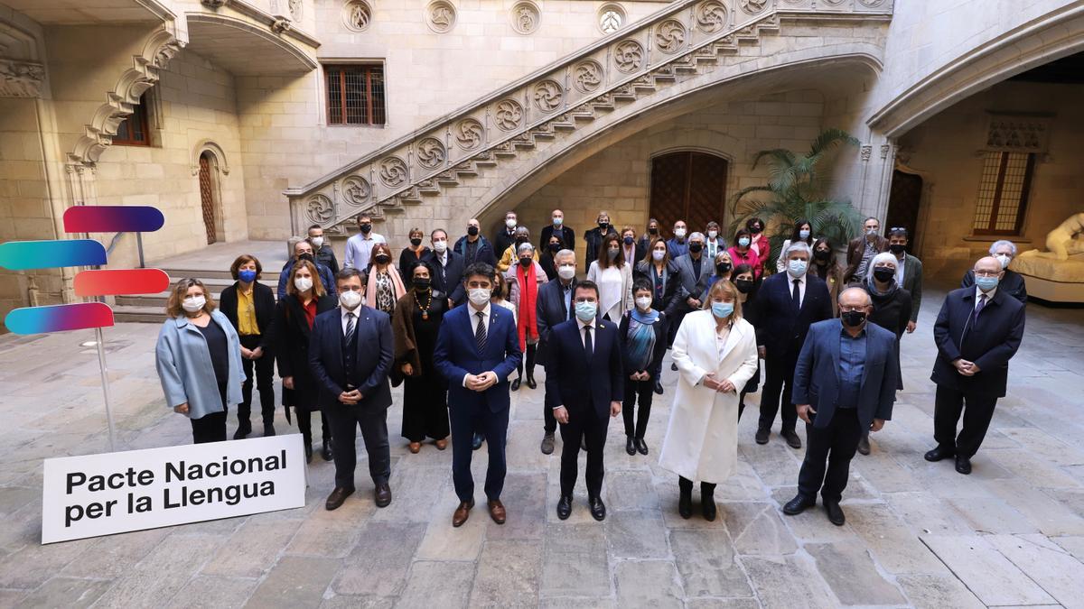 Aragonès, Puigneró y Garriga, con los miembros del Pacte Nacional per la Llengua.