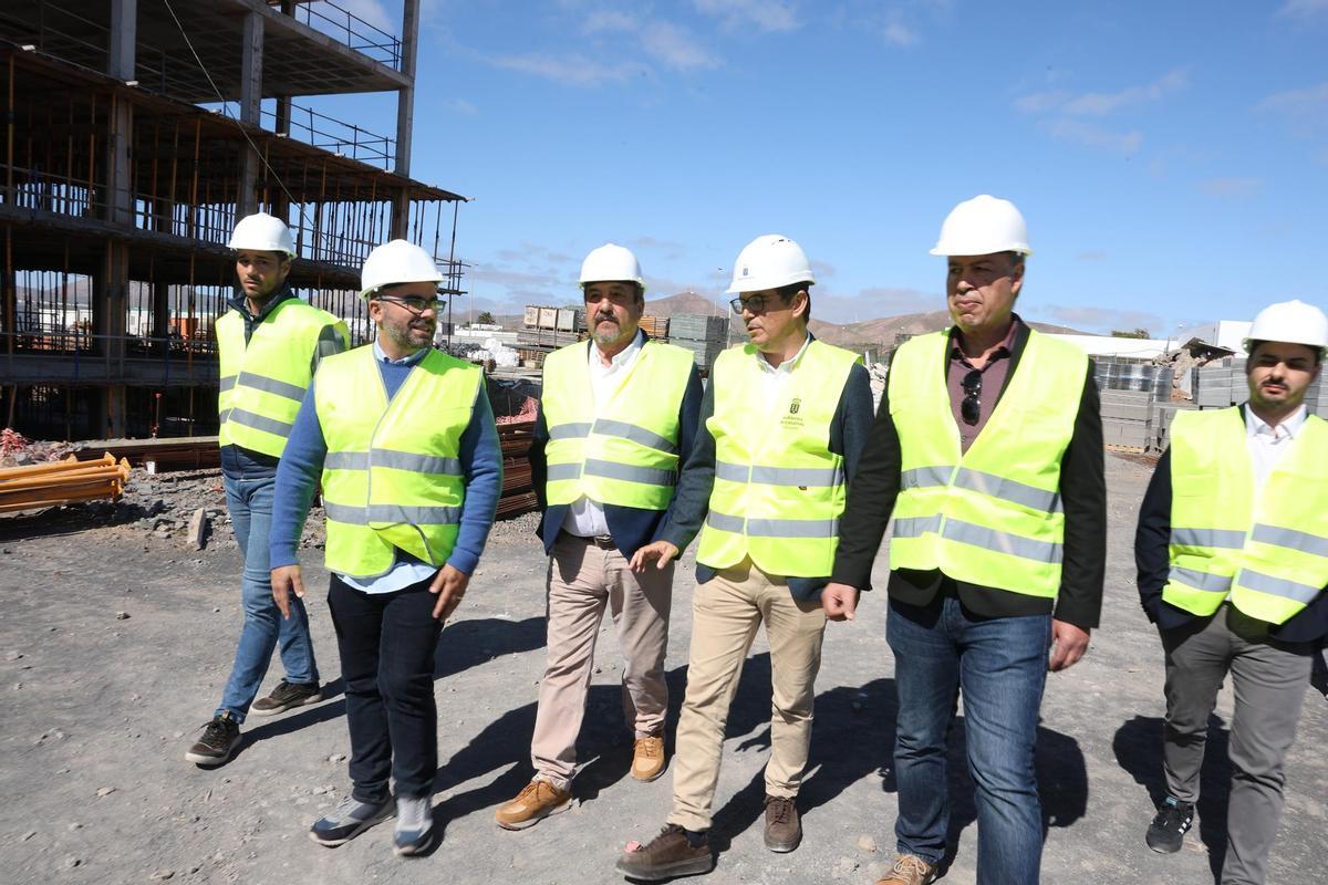 Pablo Rodríguez (c), visita las obras de las viviendas públicas en el barrio de Maneje, en Arrecife, junto a autoridades locales, este miércoles