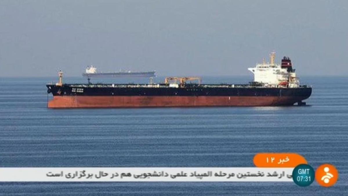 Los dos petroleros involucrados en un incidente en el golfo de Omán, en una imagen de la televisión estatal iraní