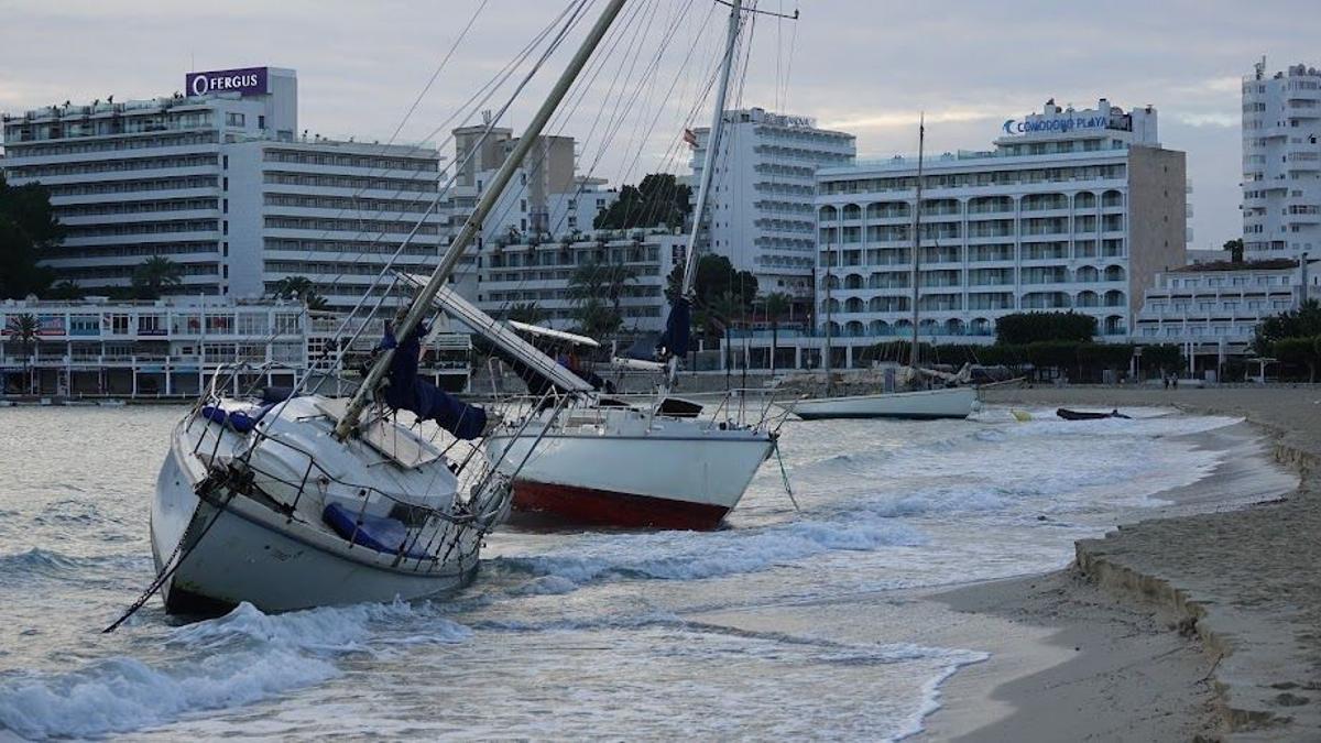 Am-Strand-der-Schiffswracks-Drei-Boote-nach-starkem-Wind-in-Palmanova-gestrandet