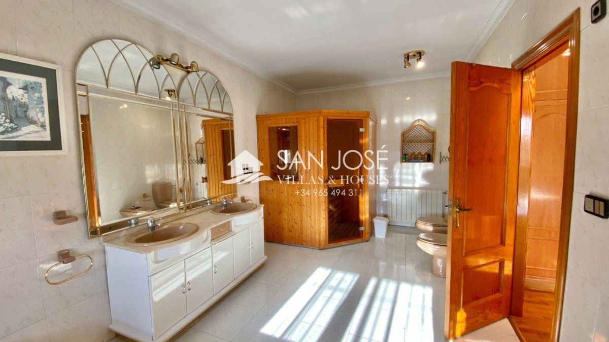 El gran chalet a la venta en Villafranqueza (Alicante) cuenta con una sauna en uno de los baños