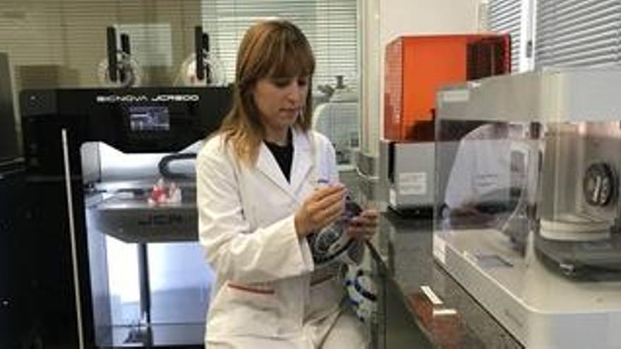 Investigadora de Aimplas en un laboratorio del centro.