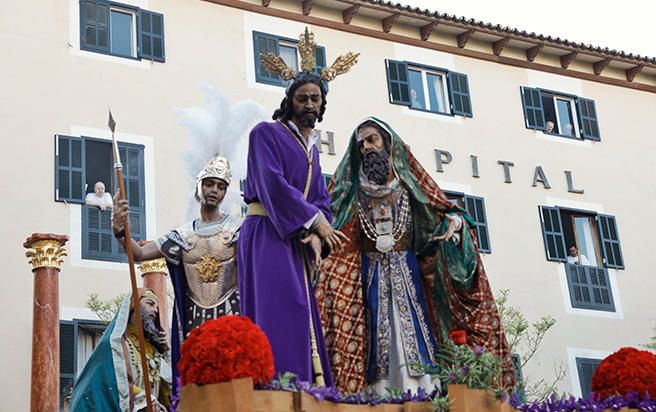 La procesión del Sant Crist de la Sang se celebra a las 19 horas la iglesia de la Anunciación y finaliza en la entrada de la Catedral de Mallorca.