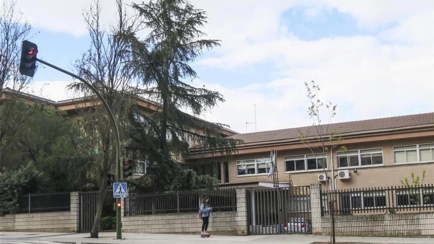 La alcaldesa de Cáceres dice que &quot;no&quot; permitirá &quot;recortes&quot; en edudación