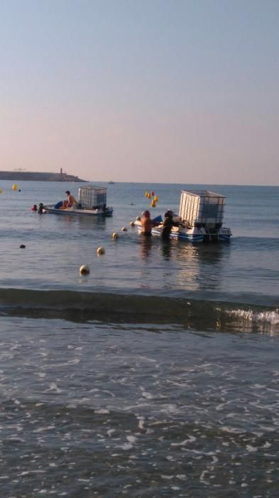 Limpieza de fondos de la playa de Los Náufragos