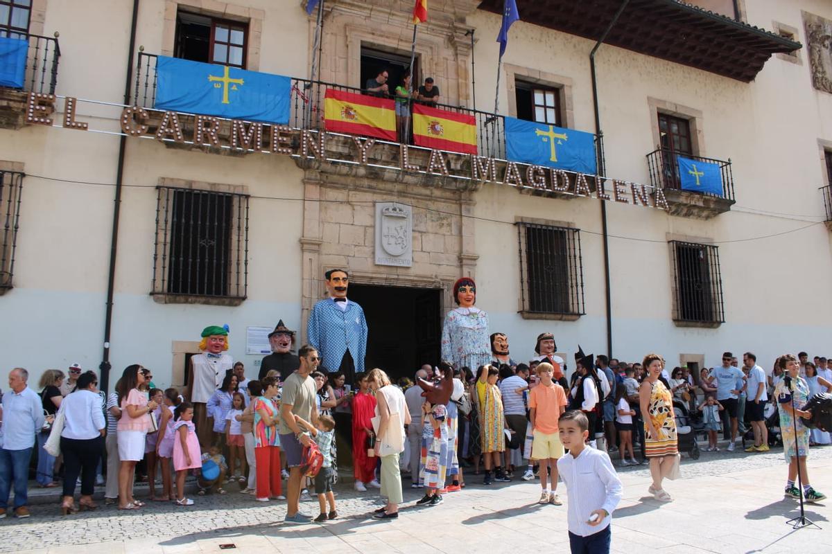 Gigantes y cabezudos animan Cangas del Narcea Gigantes y cabezudos animan Cangas del Narcea