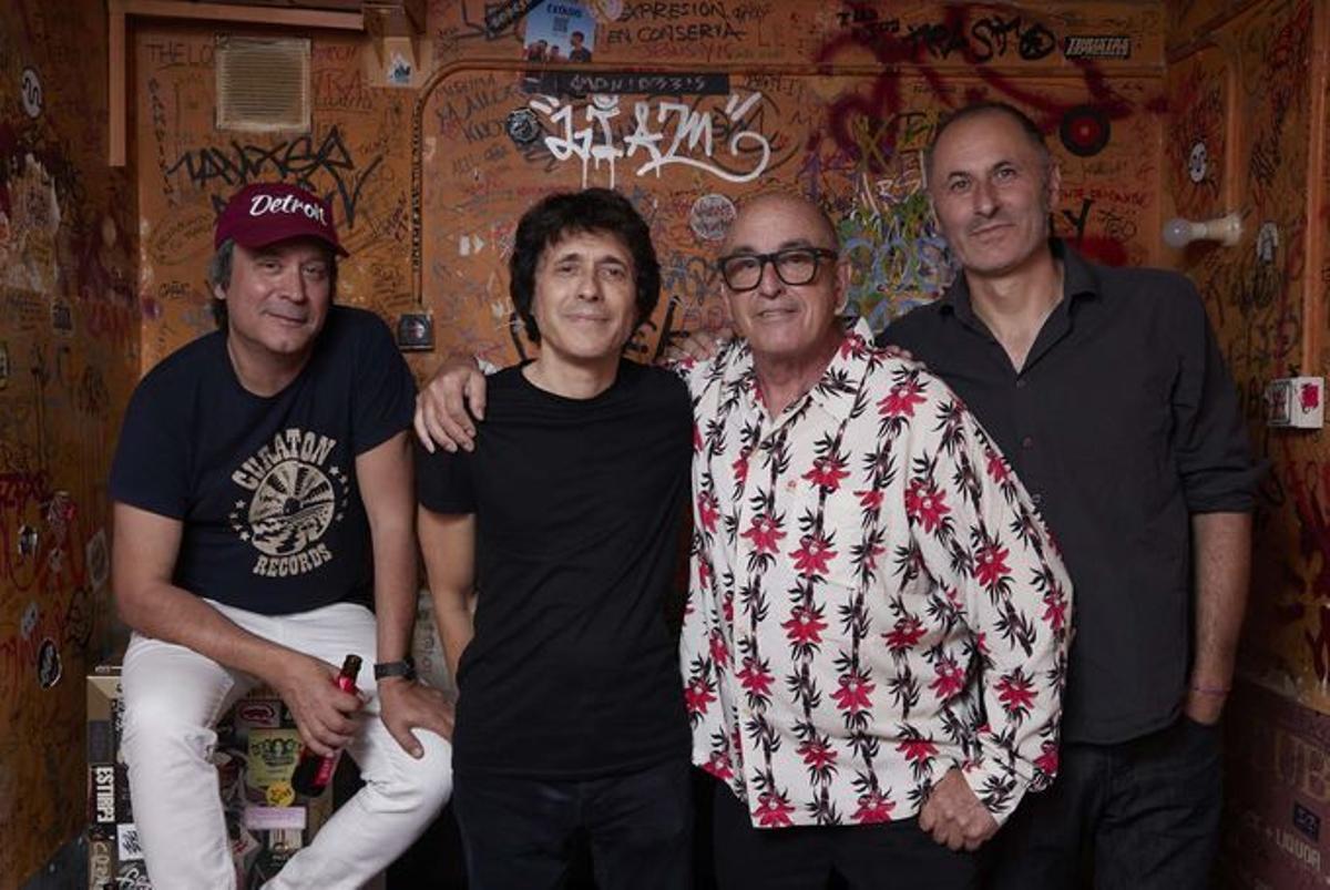 Paul Collins (segundo por la derecha), con The Beat