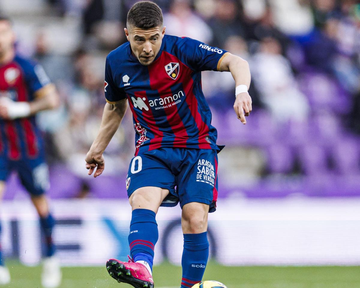 Francisco Portillo realiza un pase durante el partido ante el Real Valladolid.