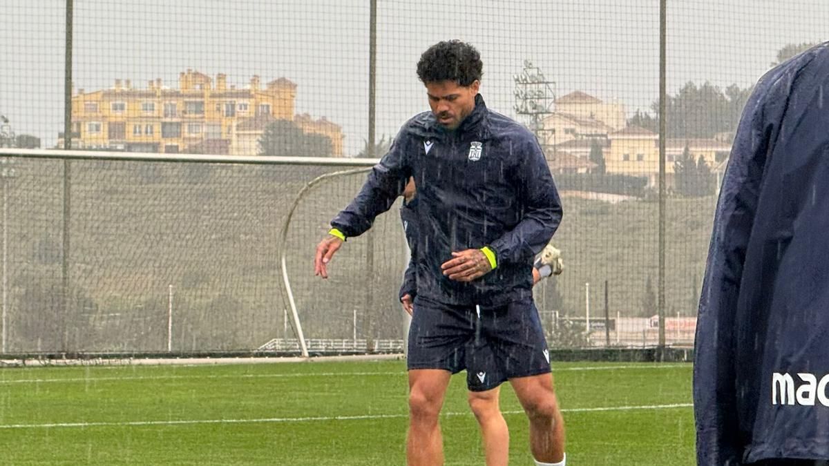 Aridane en el entrenamiento de ayer, con la lluvia como protagonista.