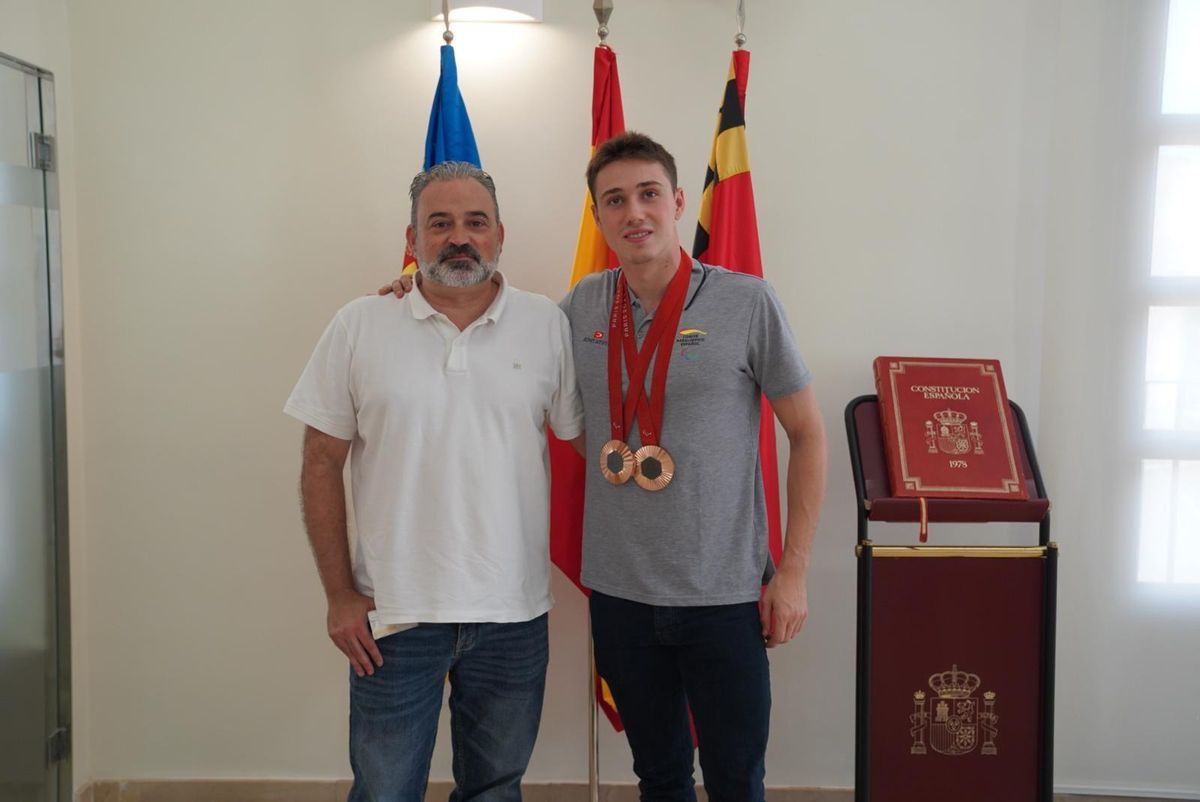 Enrique Alhambra con el Teniente Alcalde de Deportes, José Manuel Mora.