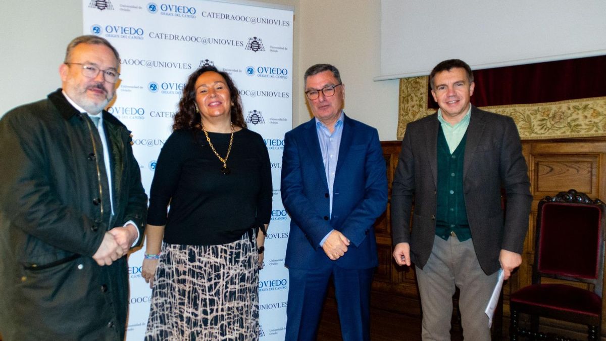 Por la izquierda, Alfredo García Quintana, Carmen Fando, Javier de la Ballina y José Luis Álvarez Almeida, en la cátedra &quot;Oviedo, origen del Camino&quot;