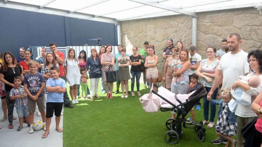 Los padres de A Illa se reunieron ayer con los profesores del colegio A Torre. // Noé Parga