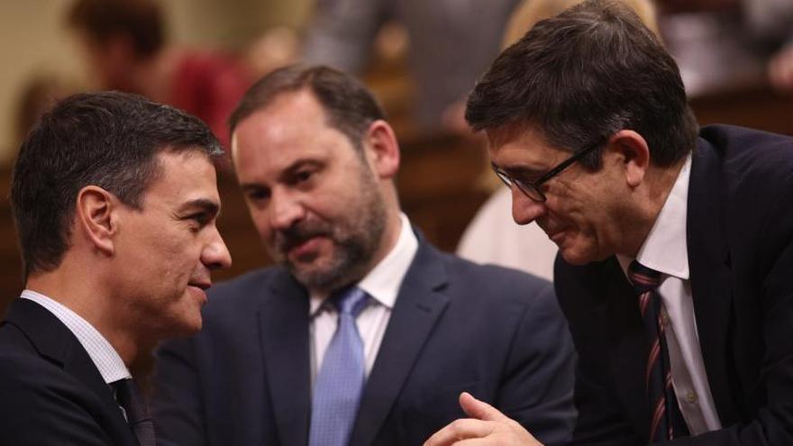 Pedro Sánchez junto a José Luis Ábalos y Patxi López.