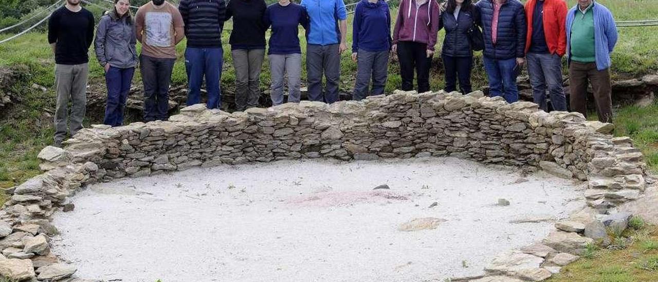 Blanco (dcha.), con los arqueólogos, que ayer recibieron la visita de sus tutores. // Bernabé/Javier Lalín