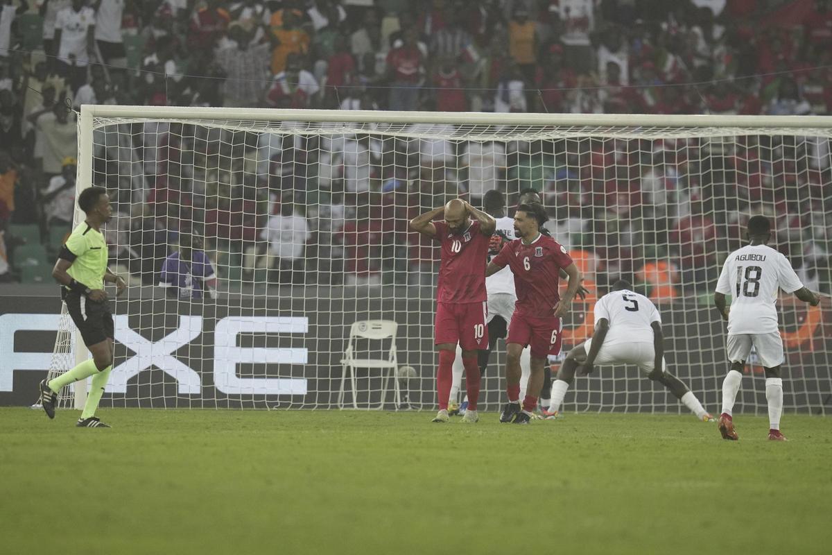 Iban Salvador anima a Emilio Nsue tras fallar un penalti frente a Guinea en los octavos de la Copa de África