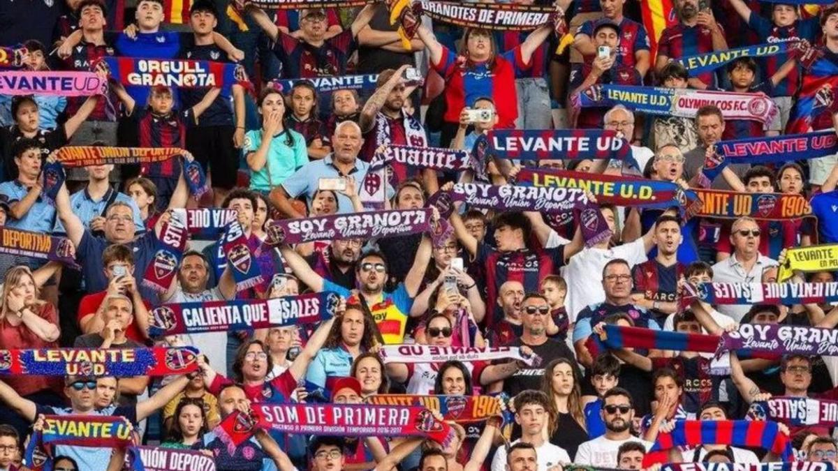 La conexión con la grada del Ciutat es clave para el éxito del Levante. | LUD