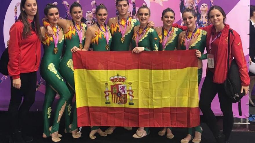 Los componentes del equipo del Club Rítmica Cartagena posan con la bandera española tras lograr el oro.