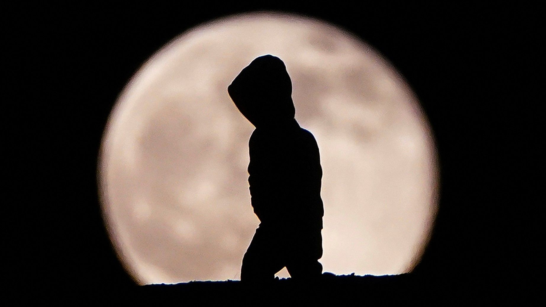 Luna llena del año pasado, que fue el 19 de diciembre, vista en una zona de Toronto (Canadá)