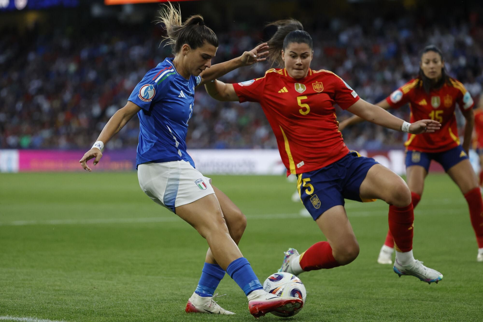 BERNA (SUIZA), 11/07/2025.- La delantera de Italia Sofia Cantore pelea un balón ante la defensa española María Méndez (d) este viernes, previo al partido del Grupo B de la Eurocopa 2025 que disputan las selecciones de Italia y España, en el Estadio Wankdorf, en Berna (Suiza). EFE/ Ana Escobar