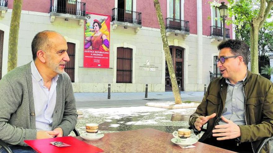 El secretario comarcal de CCOO-PV, Andrés Bermejo, a la izquierda, y a la derecha su homólogo en UGT-PV, Raül Roselló, con versan en la terraza de una cafetería del paseo de les Germanies de Gandia, este jueves. | JOSEP CAMACHO