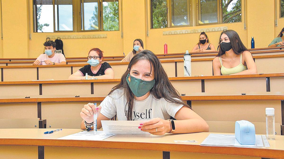 Alumnos preuniversitarios durante uno de los exámenes de la EBAU, en una de las últimas ediciones.