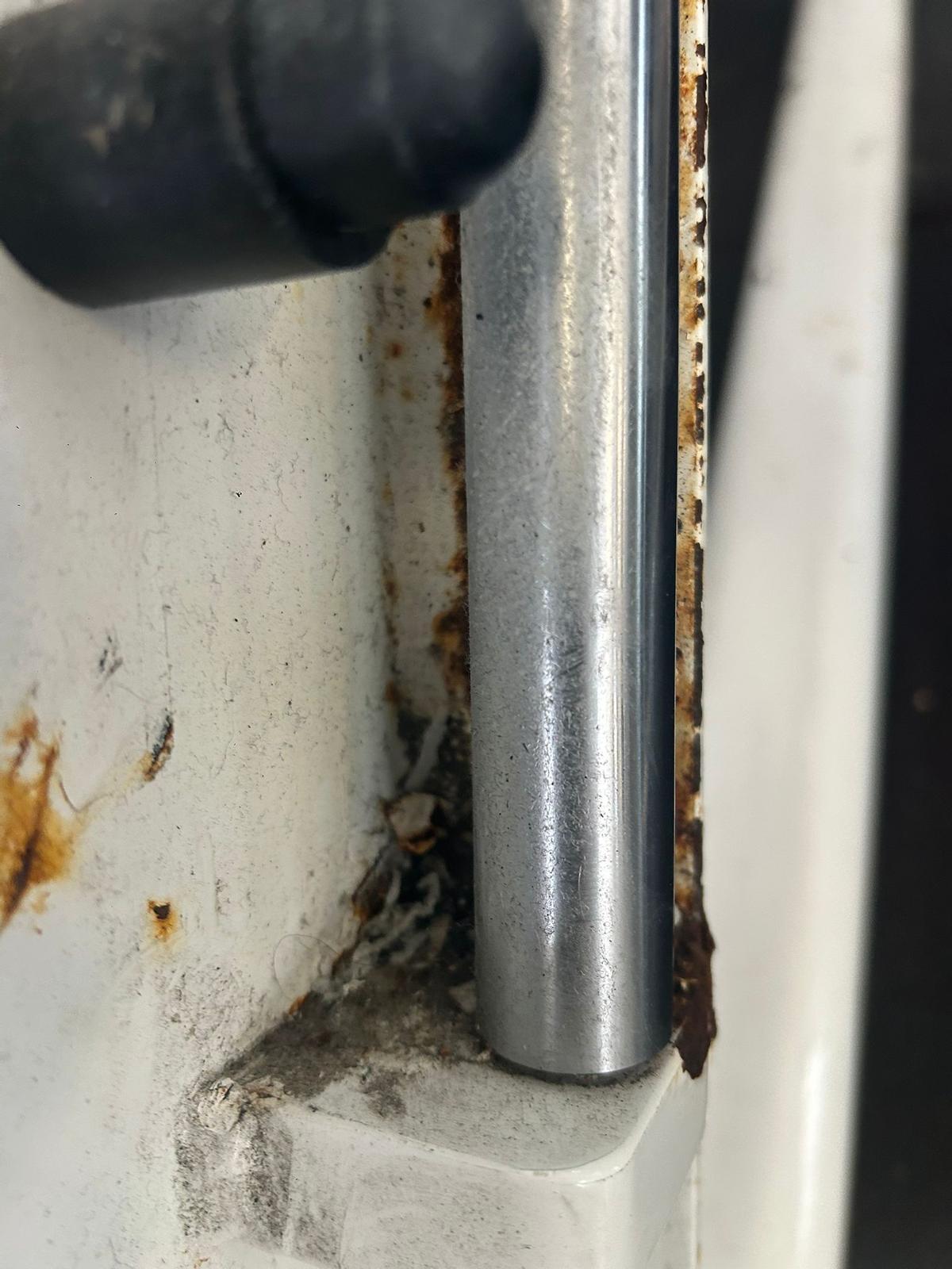 Aparato oxidado en el gimnasio de Enguera.