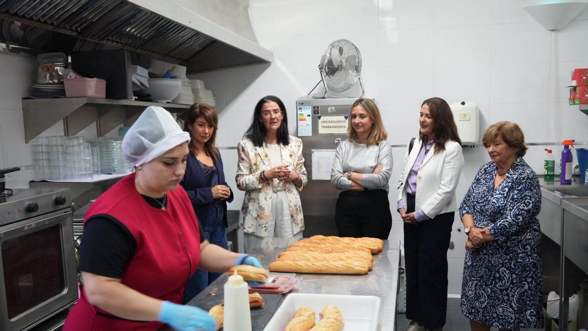 La consejera de Política Social, Familias e Igualdad, Conchita Ruiz, durante su visita a uno de los programas de integración sociolaboral desarrollado por Ápices.
