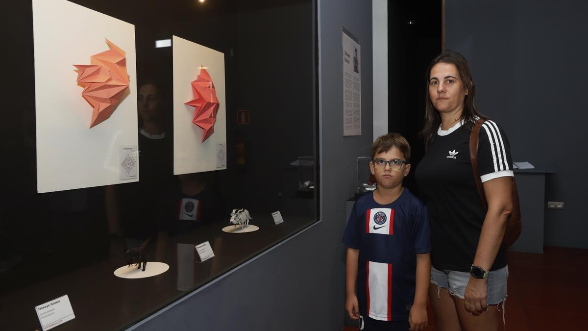 La zaragozana Begoña Cantín, acompañada de su hijo Héctor Borras, se ha convertido este miércoles en la visitante número 200.000 del museo.