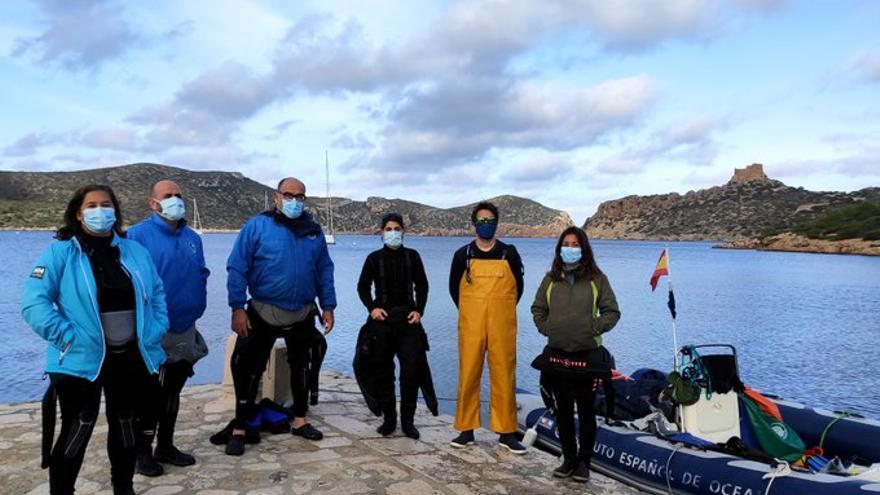 Investigadores del Instituto Español de Oceanografía en el puerto de Cabrera.