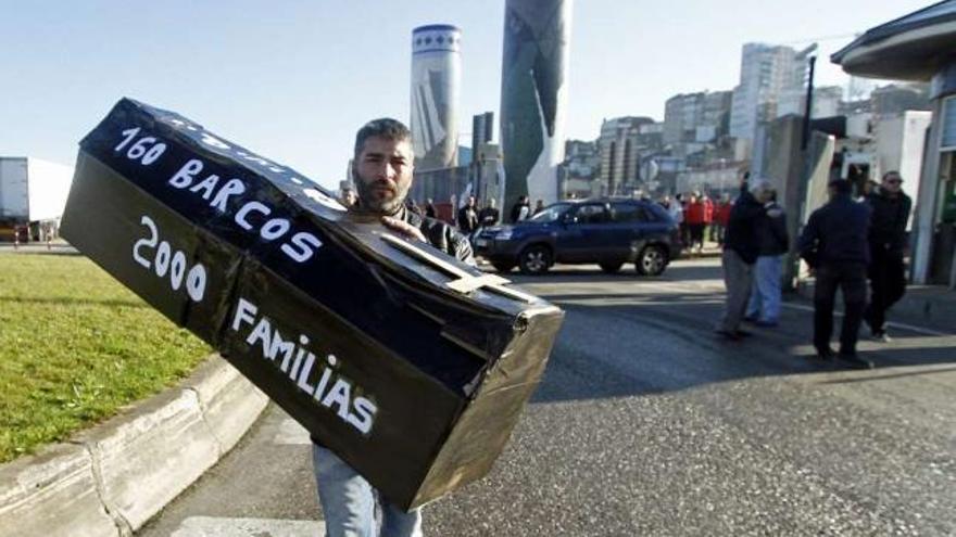 La muerte del cerco: uno de los manifestantes el jueves, en Vigo, con un ataúd.  // Jorge Santomé