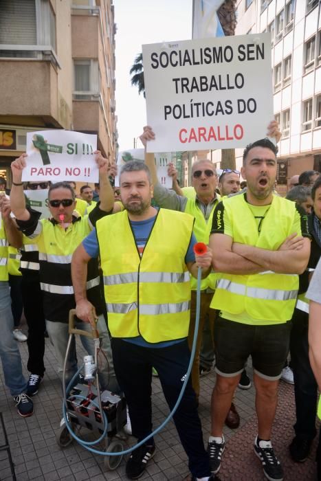 Protesta de Ence a las puertas de un mitin de Valerio en Pontevedra