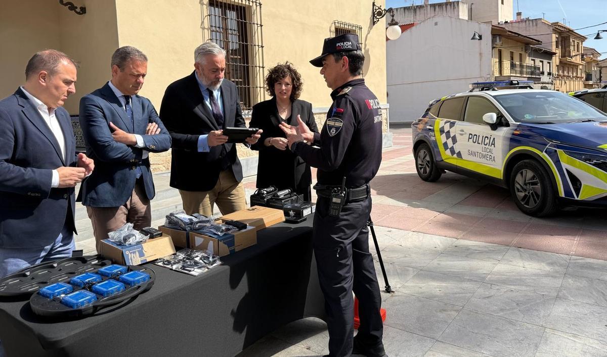 El consejero de Presidencia, Portavocía, Acción Exterior y Emergencias, Marcos Ortuño, el alcalde de Santomera, Víctor Martínez, y el director general de Administración Local, Francisco Abril, muestran algunos materiales adquiridos con financiación de la