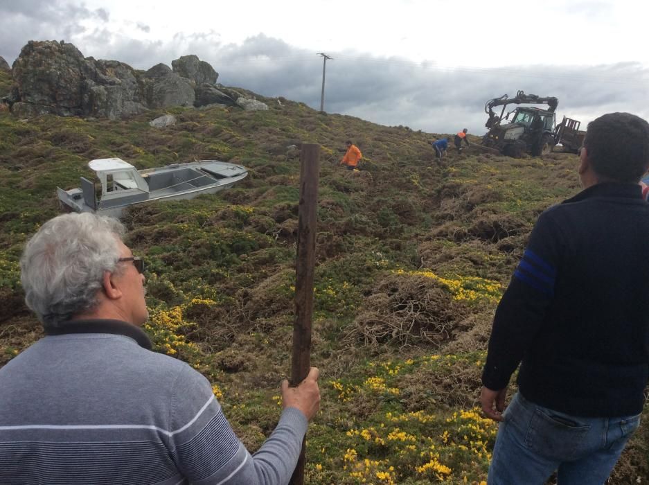 Rescatan la planeadora del hombre muerto en Cangas